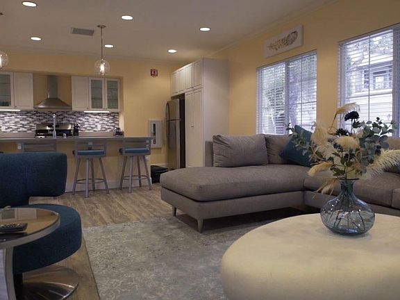3rd image of 12329 Creekview Dr Unit 39