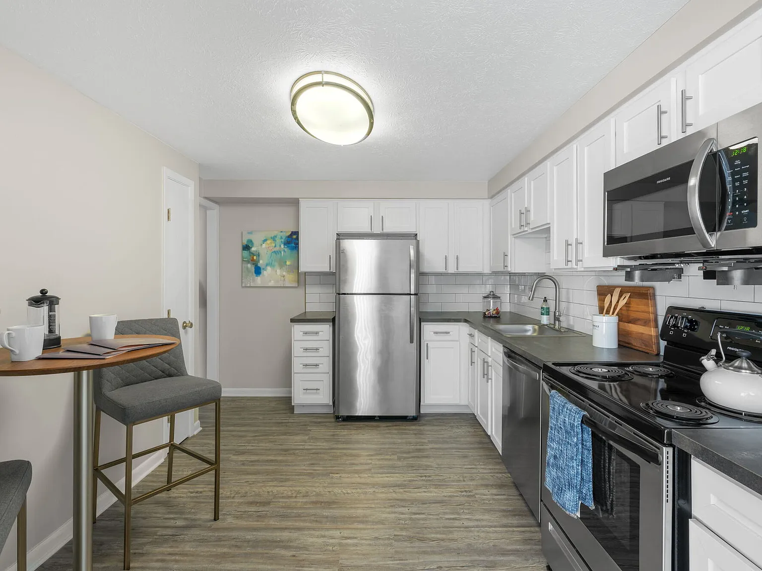 THE VANTAGE APARTMENTS — Photo 2