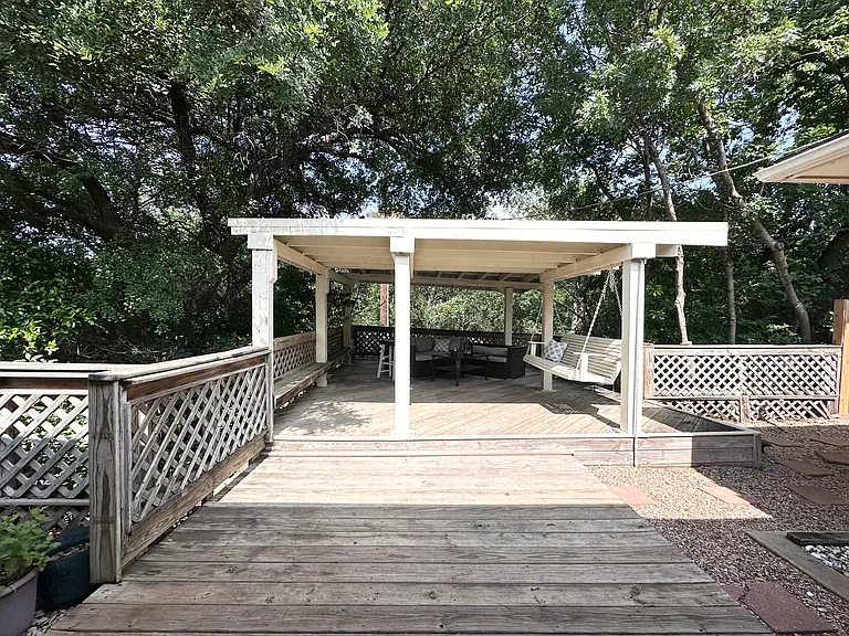 401 Lake Louise Ct — Photo 40