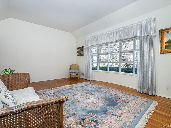 5th image of 285 Stuart Drive