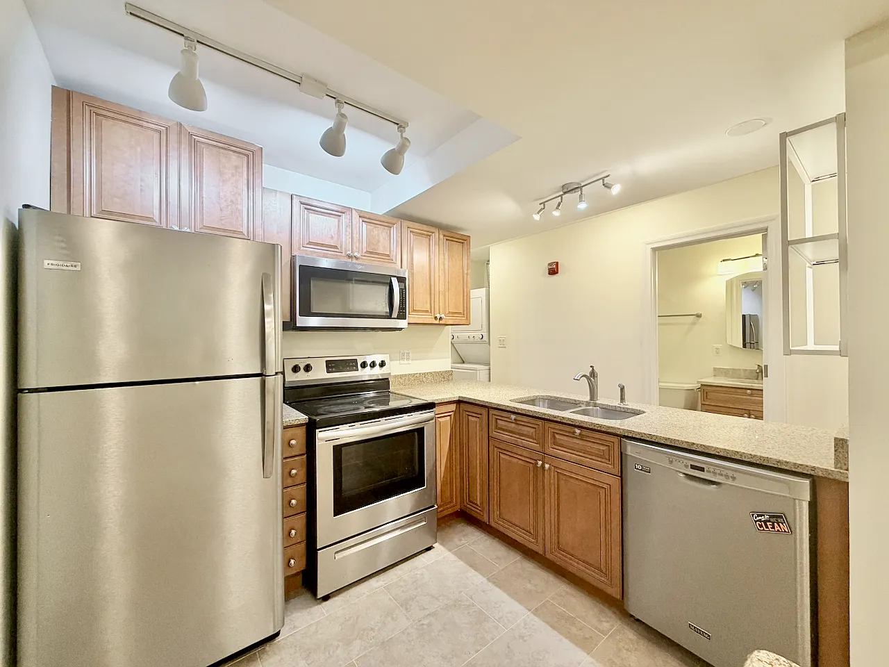 3 bed, 1.5 bath, 900 sqft, $3,696 — Photo 3