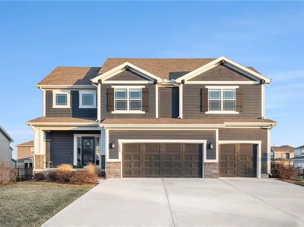 1828 NE Ravenwood Dr, Lees Summit, MO 64086