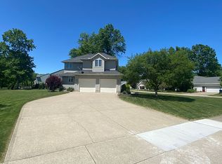 374 Golden Russett Blvd, Amherst, OH 44001