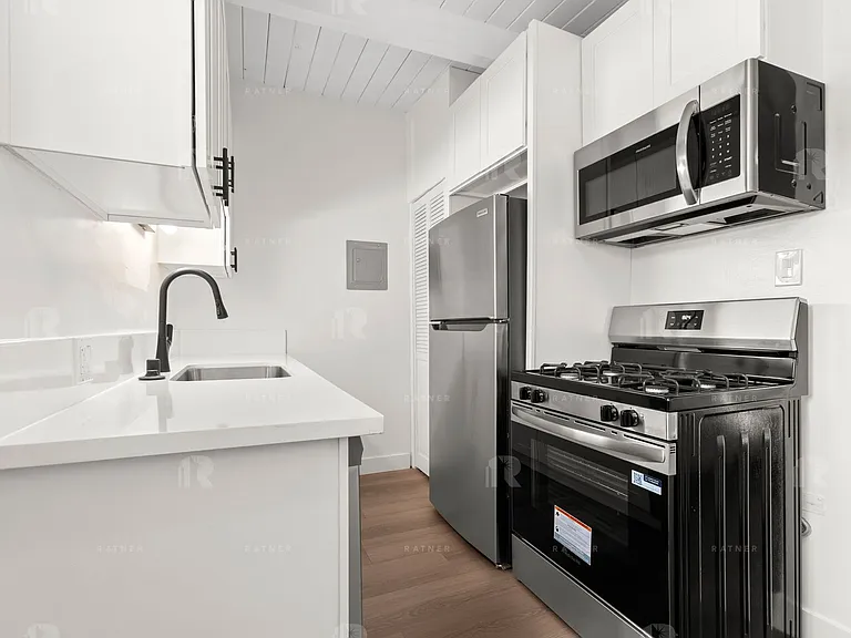 (An/Ti/Yo:B) 4232-4234 Mary Ellen Avenue — Photo 4