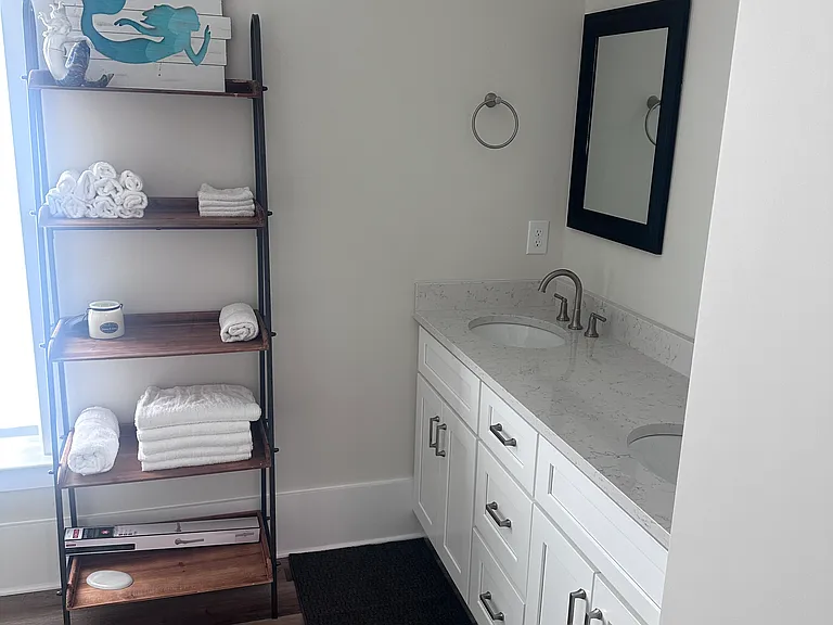 546 Howard Ave — Photo 5