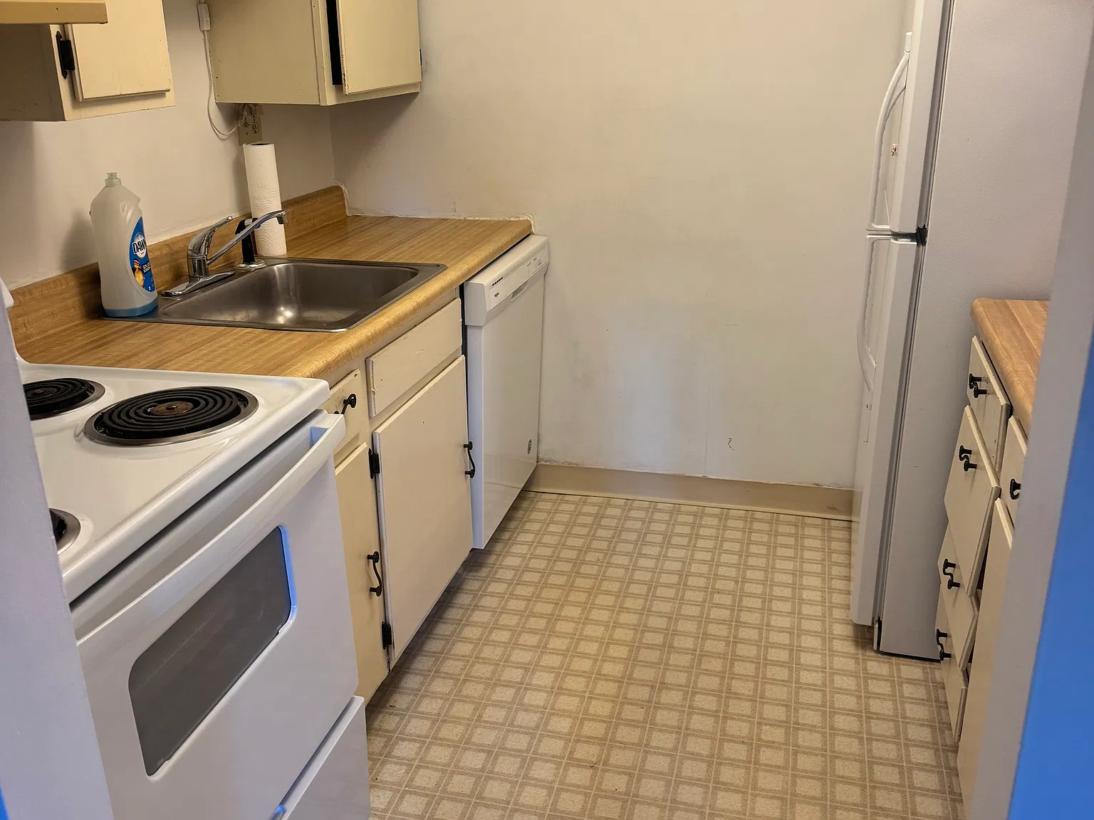 2 bed, 1.5 bath, 915 sqft, $900 — Photo 2