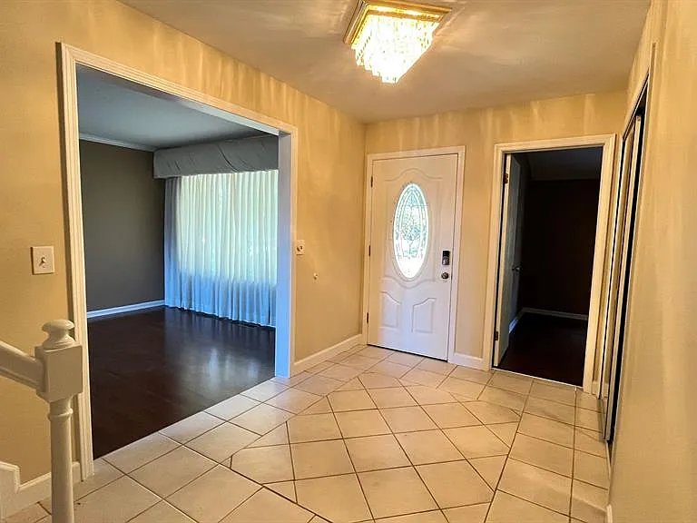 2852 Mayfair Dr — Photo 4