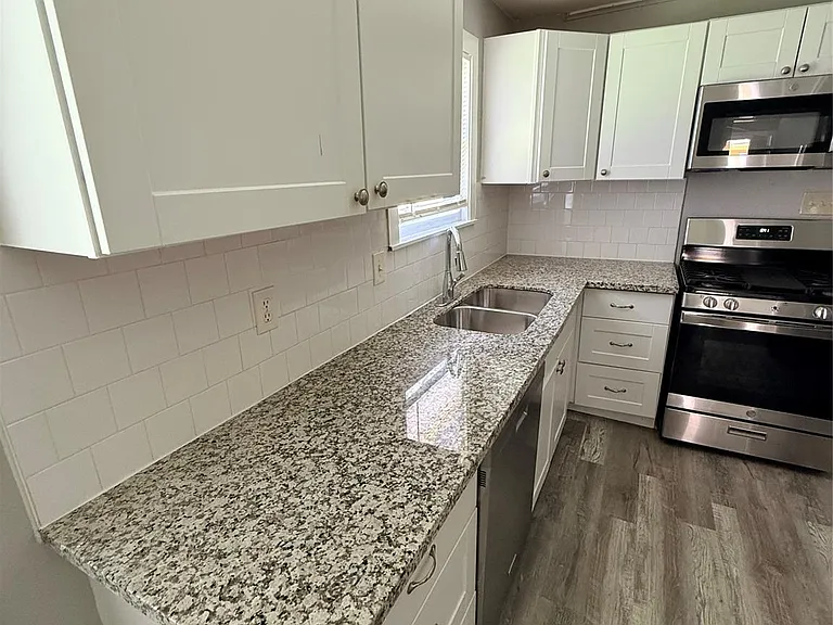 121 S Willow St — Photo 2