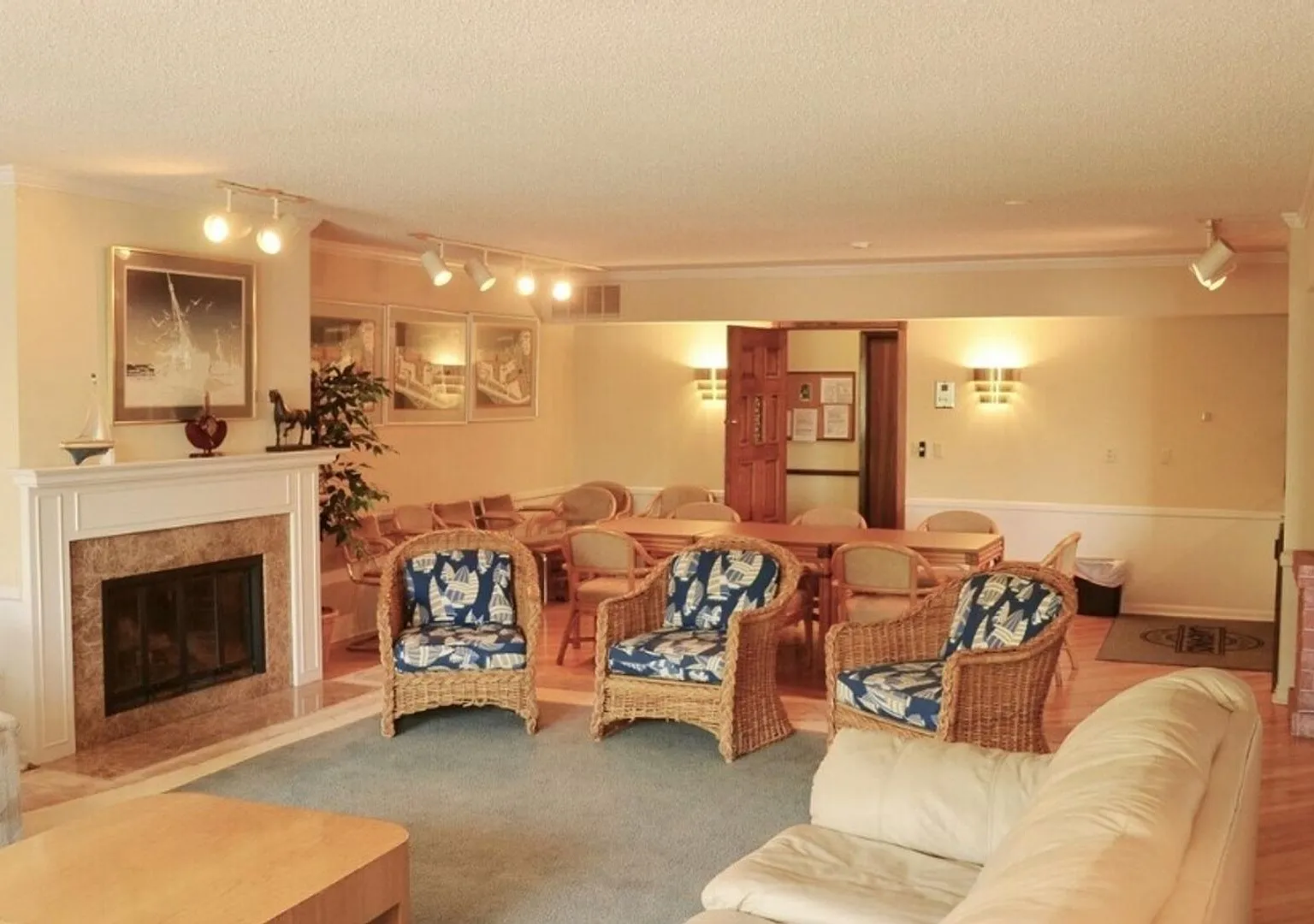 Charming 2BR Condo in Mound — Photo 4