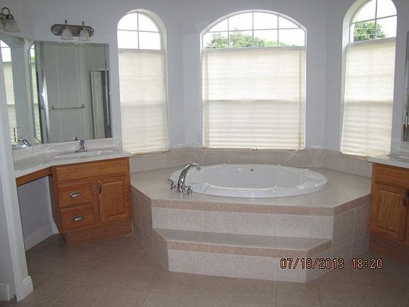 4th image of 1153 SE Airoso Boulevard