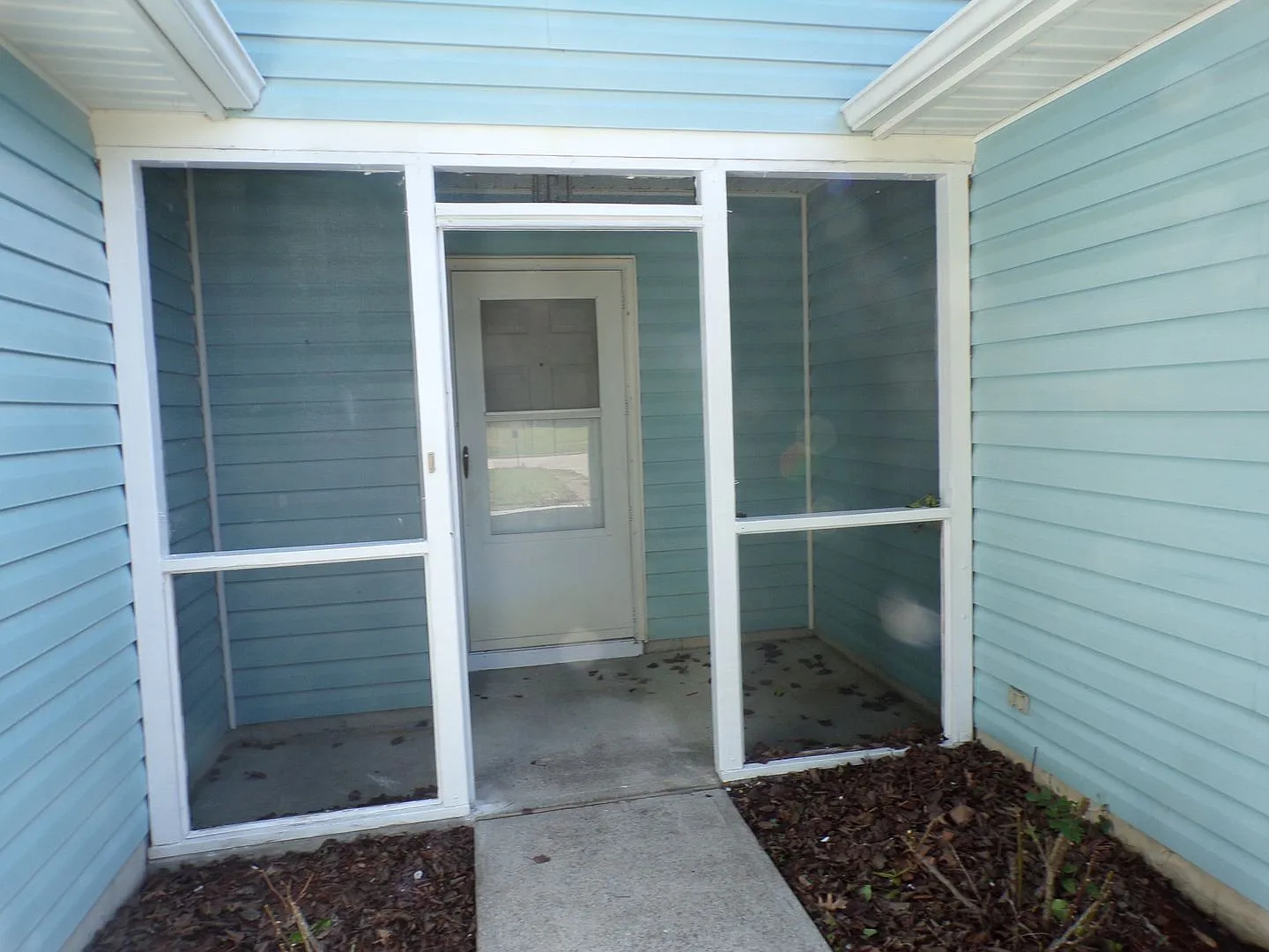 Lovely 3 Bedroom 2 Full Bathroom with a Bonus Room located in Springdale Acres — Photo 3