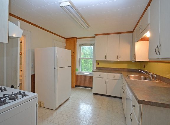 4th image of 115 Essex St