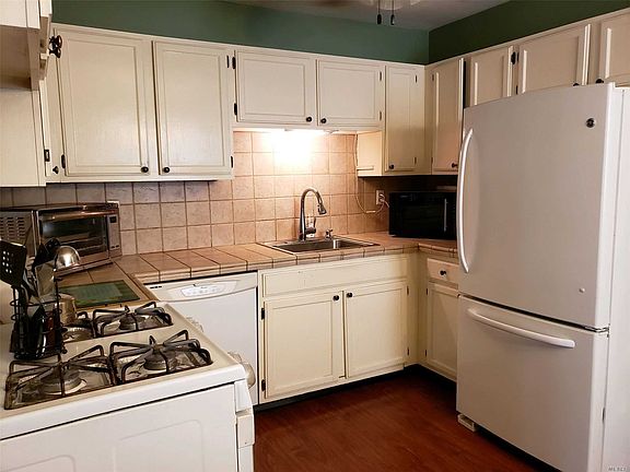 3rd image of 27 Monet Ct
