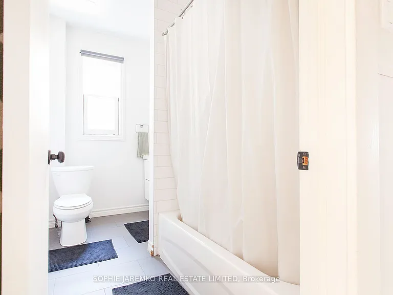 2102A Dundas St W — Photo 9