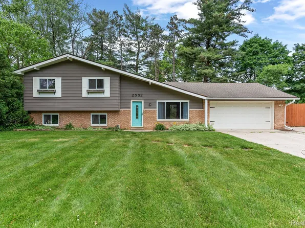 2552 N Lake Angelus Rd W, Lake Angelus, MI 48326