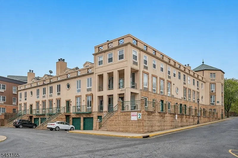 50 Pine St #211