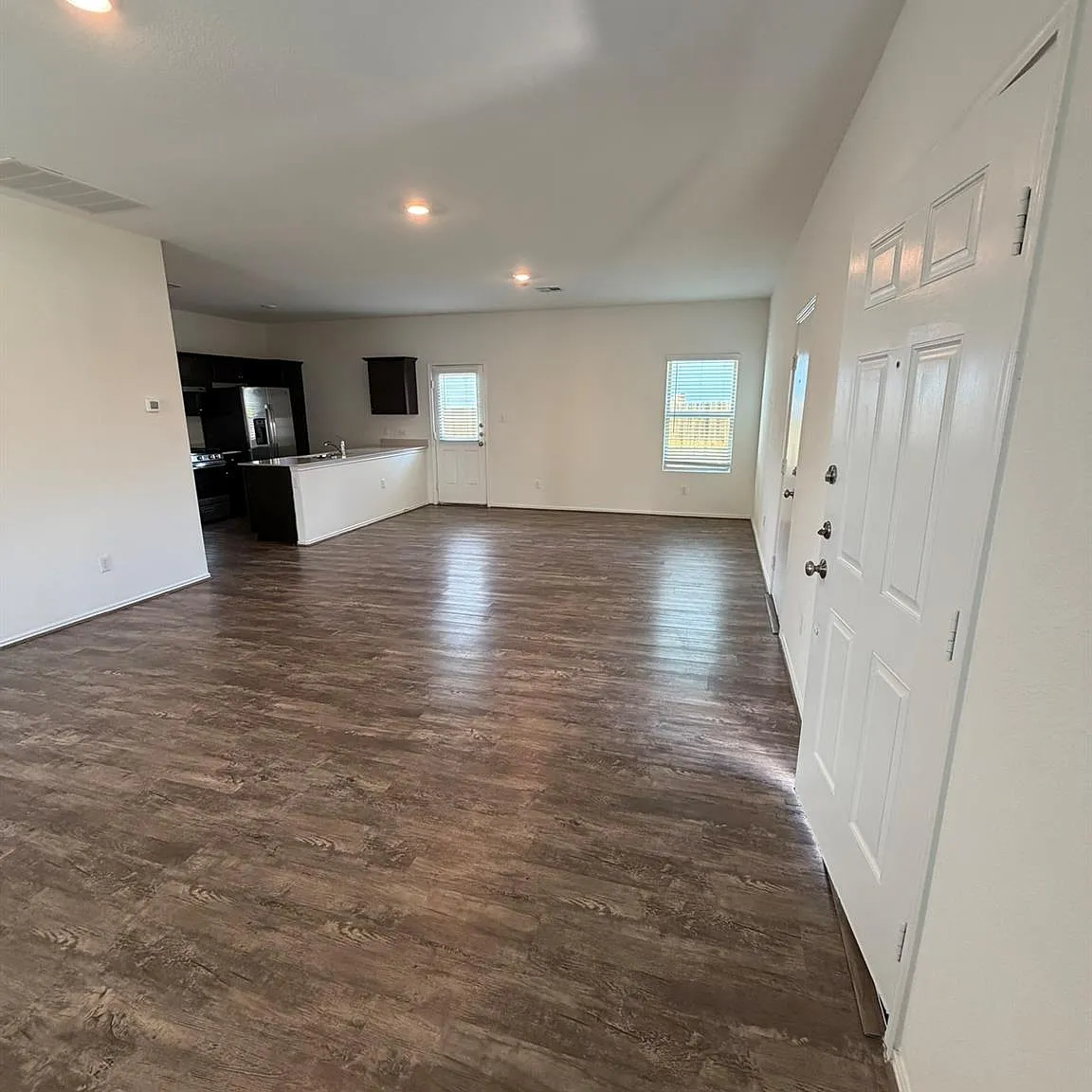 3 bed, 2.0 bath, 1440 sqft, $2,049 — Photo 4