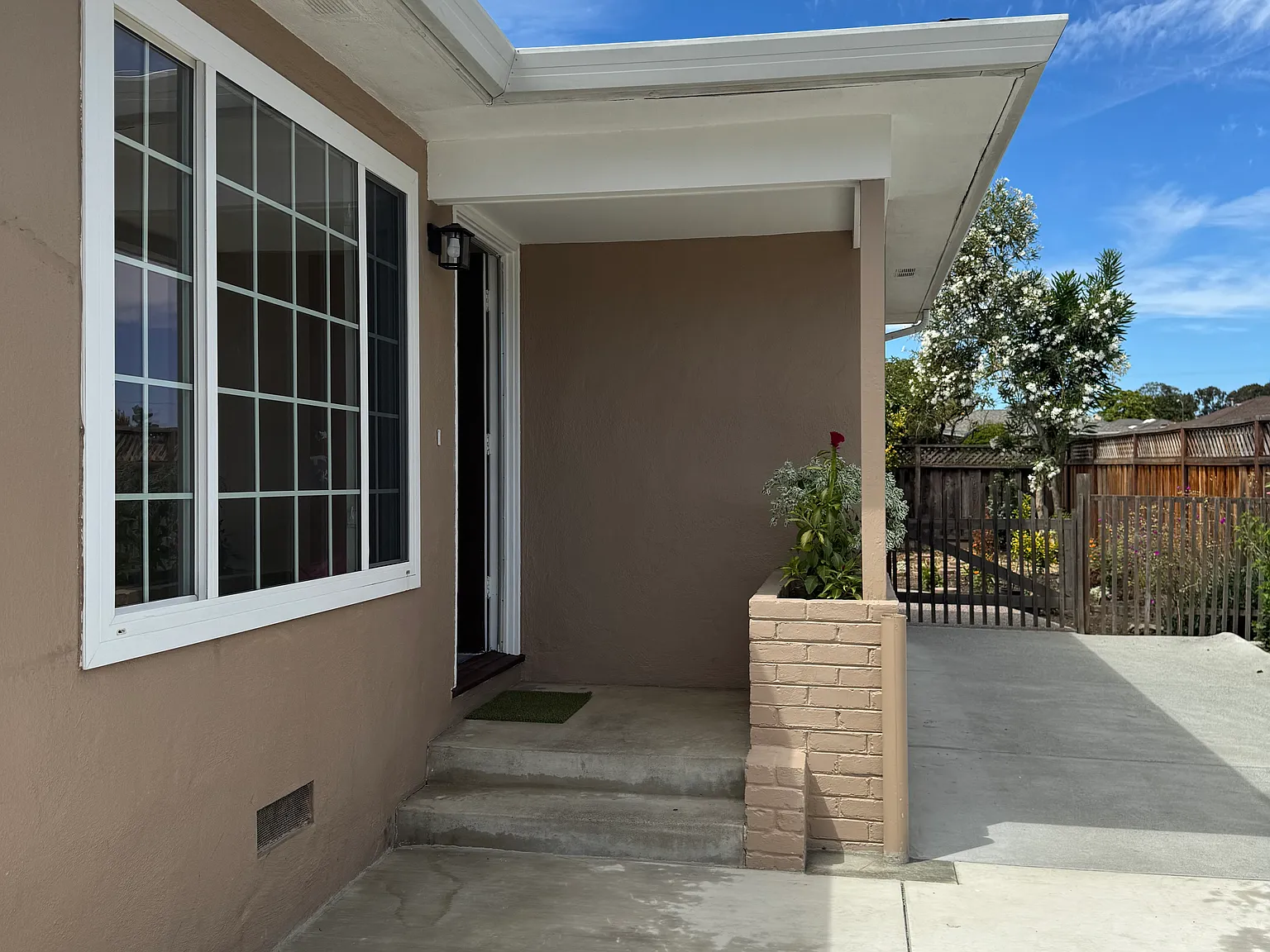2 bed, 810 sqft, $4,200 — Photo 1