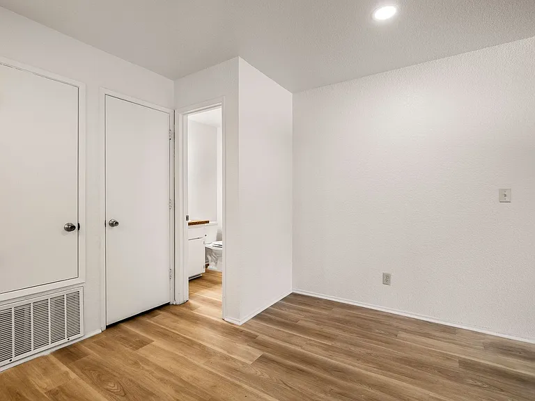 Amanda Place Apartments — Photo 64