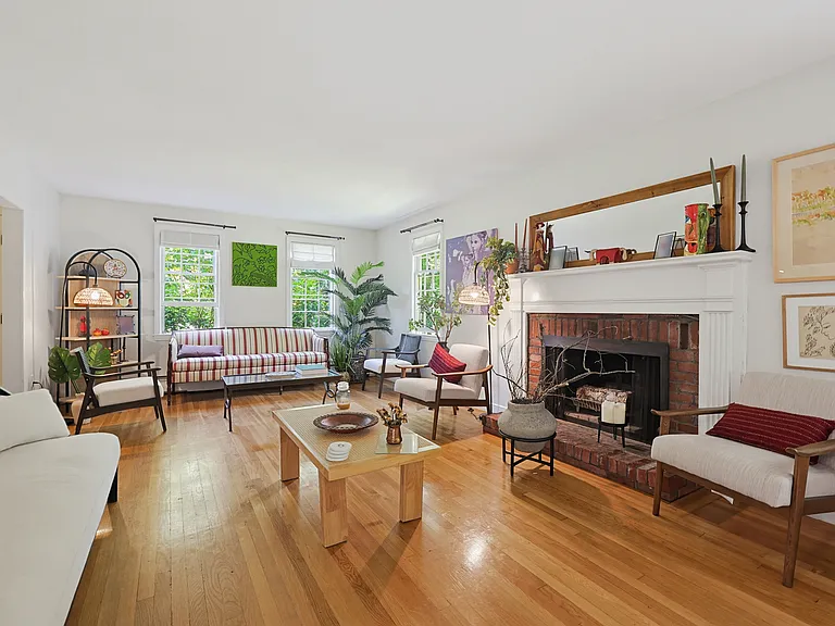 12 Carriage Dr — Photo 4