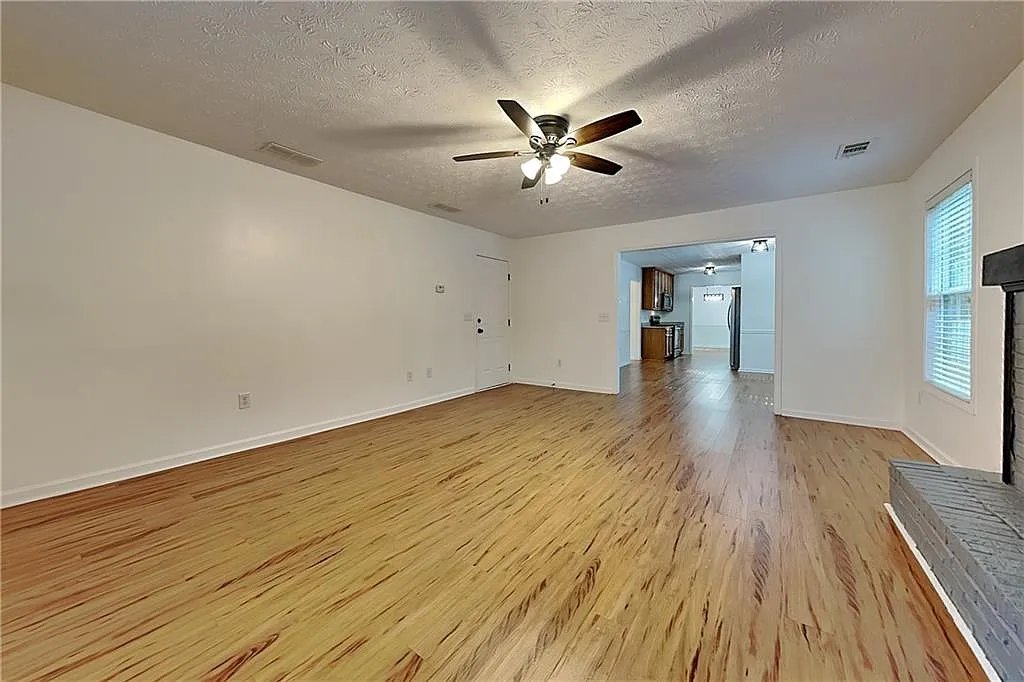 5 bed, 3.0 bath, 2690 sqft, $2,490 — Photo 2