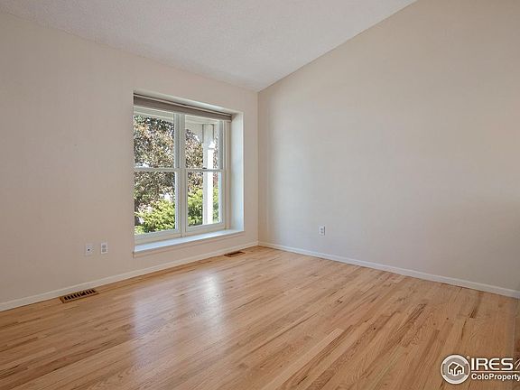 Living room (can be used as dining)