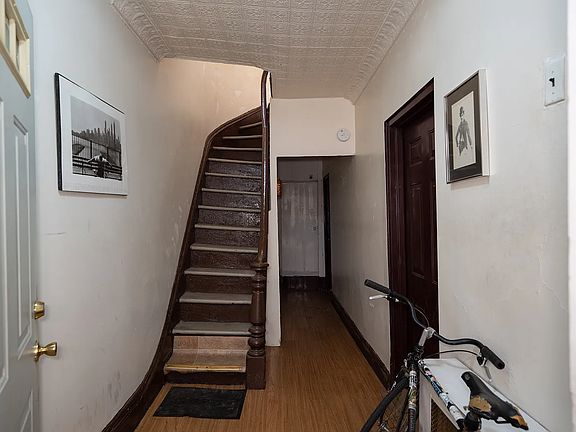 4th image of 39 Woodhull St