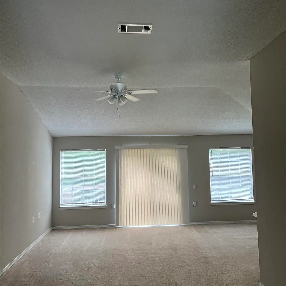 3 bed, 2.0 bath, 1267 sqft, $1,550 — Photo 3