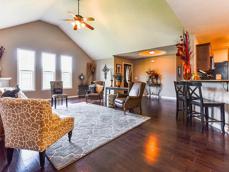 370 Southwoods Way — Photo 8