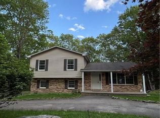 2754 Hedgerow Ln, Stroudsburg, PA 18360