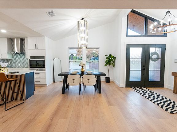 3rd image of 9648 Fallbrook Dr