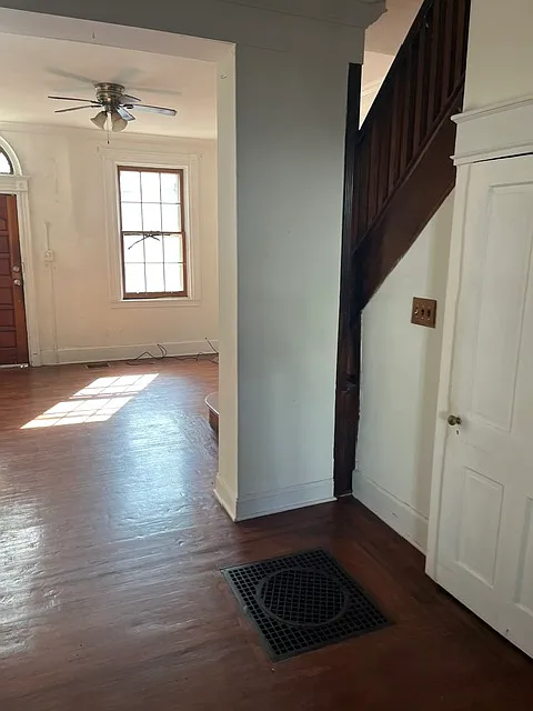 4 bed, 2.5 bath, 1900 sqft, $2,300 — Photo 2