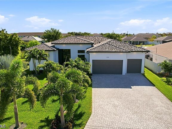 4th image of 3325 SW 8th Ct