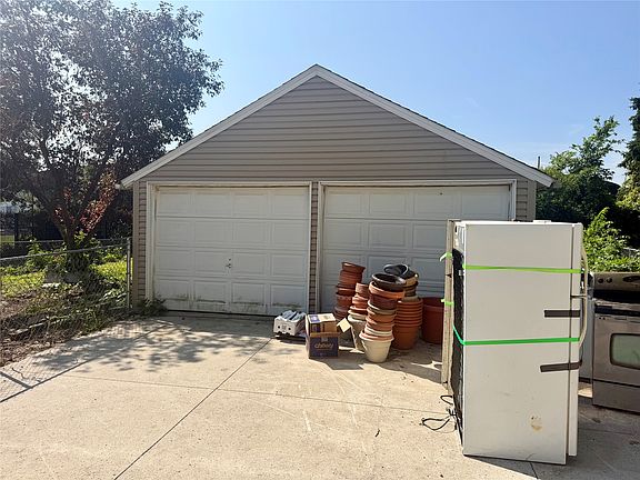4th image of 318 E 6th St