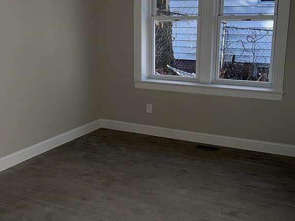 3rd image of 408 Leslie St APT 2