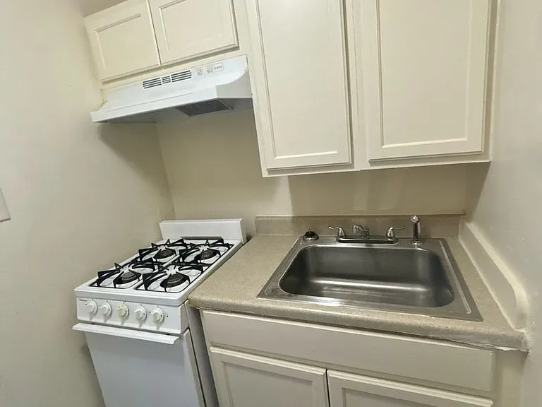 1024 Alvarado Dr SE — Photo 2