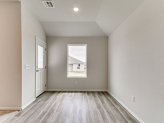 4th image of 928 S Bear Ln