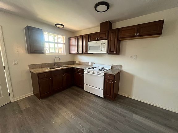 3rd image of 1818 Grismer Ave APT W