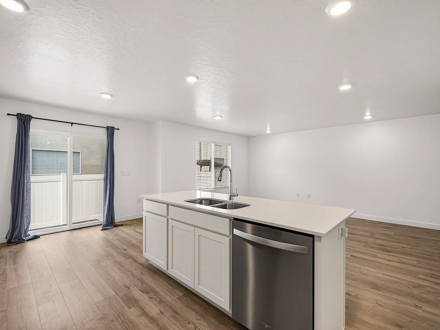 3 bed, 2.5 bath, 2205 sqft, $2,200 — Photo 4