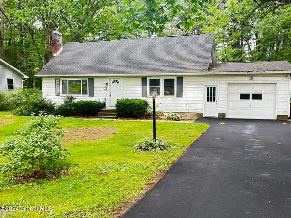 7 Dover Place, Halfmoon, NY 12065