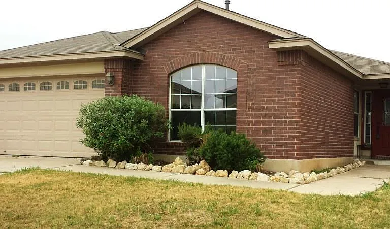 1009 Clayton Dr — Photo 1