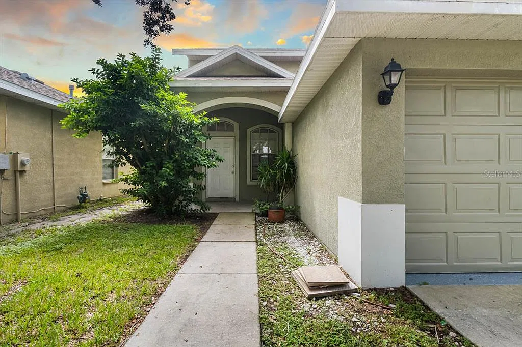 4 bed, 2.5 bath, 1989 sqft, $2,300 — Photo 3