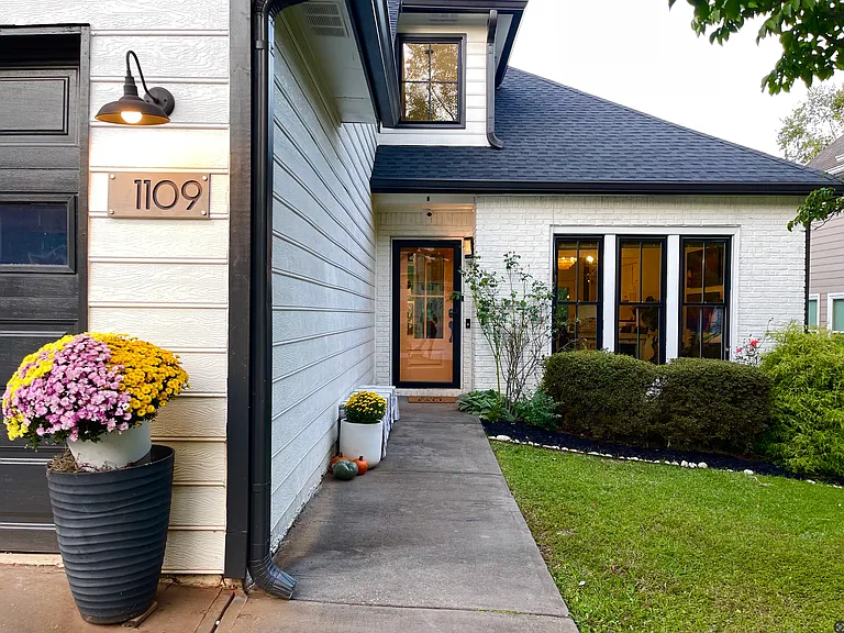 1109 Ashbury Dr — Photo 3