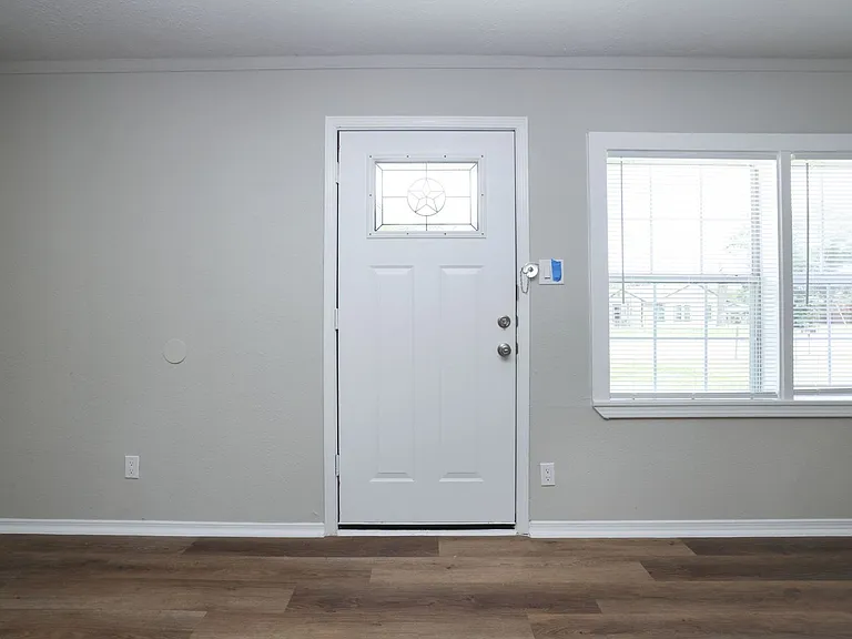 9026 Lake Forest Blvd — Photo 3