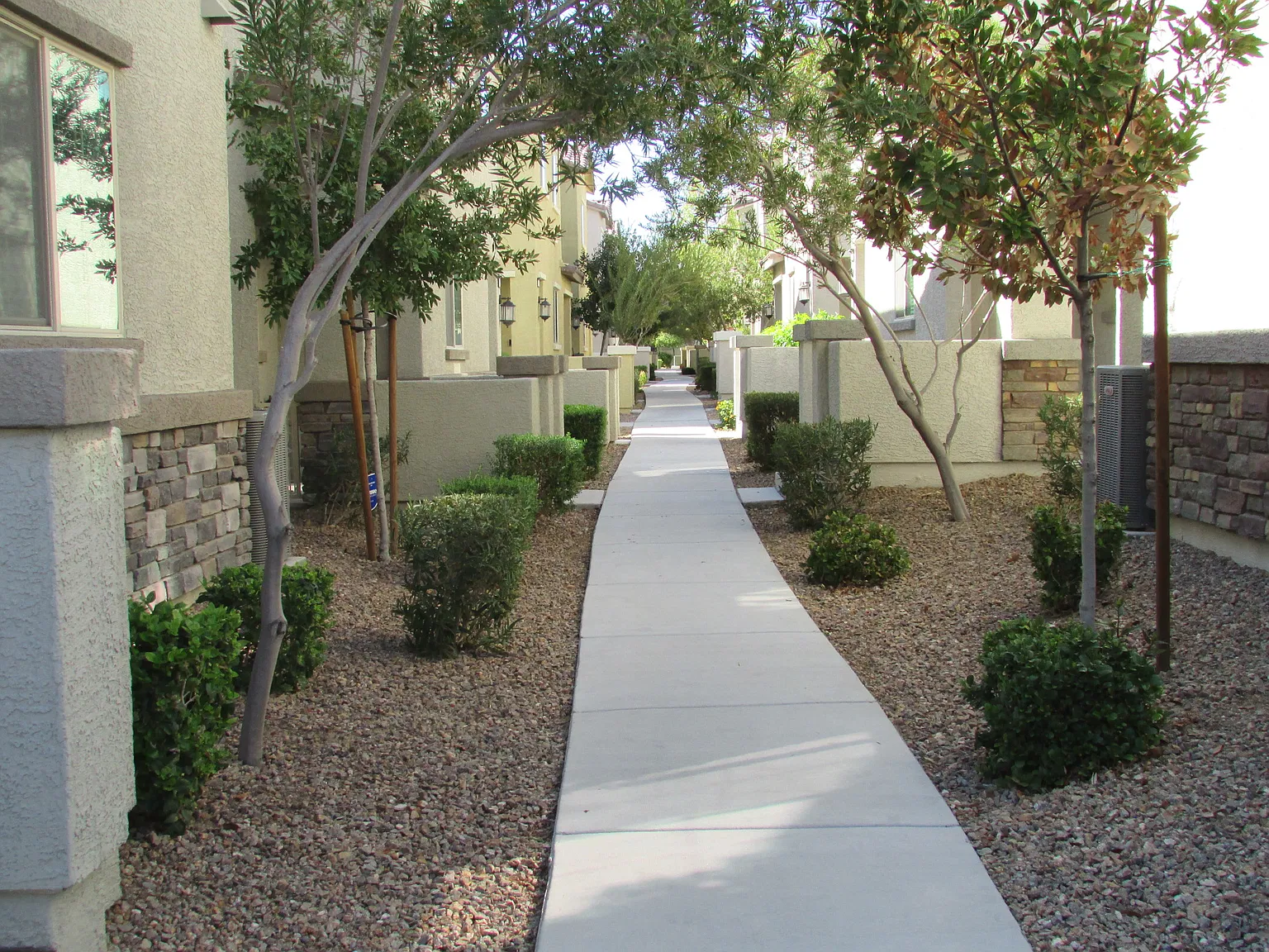 3 bed, 2.5 bath, 1975 sqft, $1,750 — Photo 2