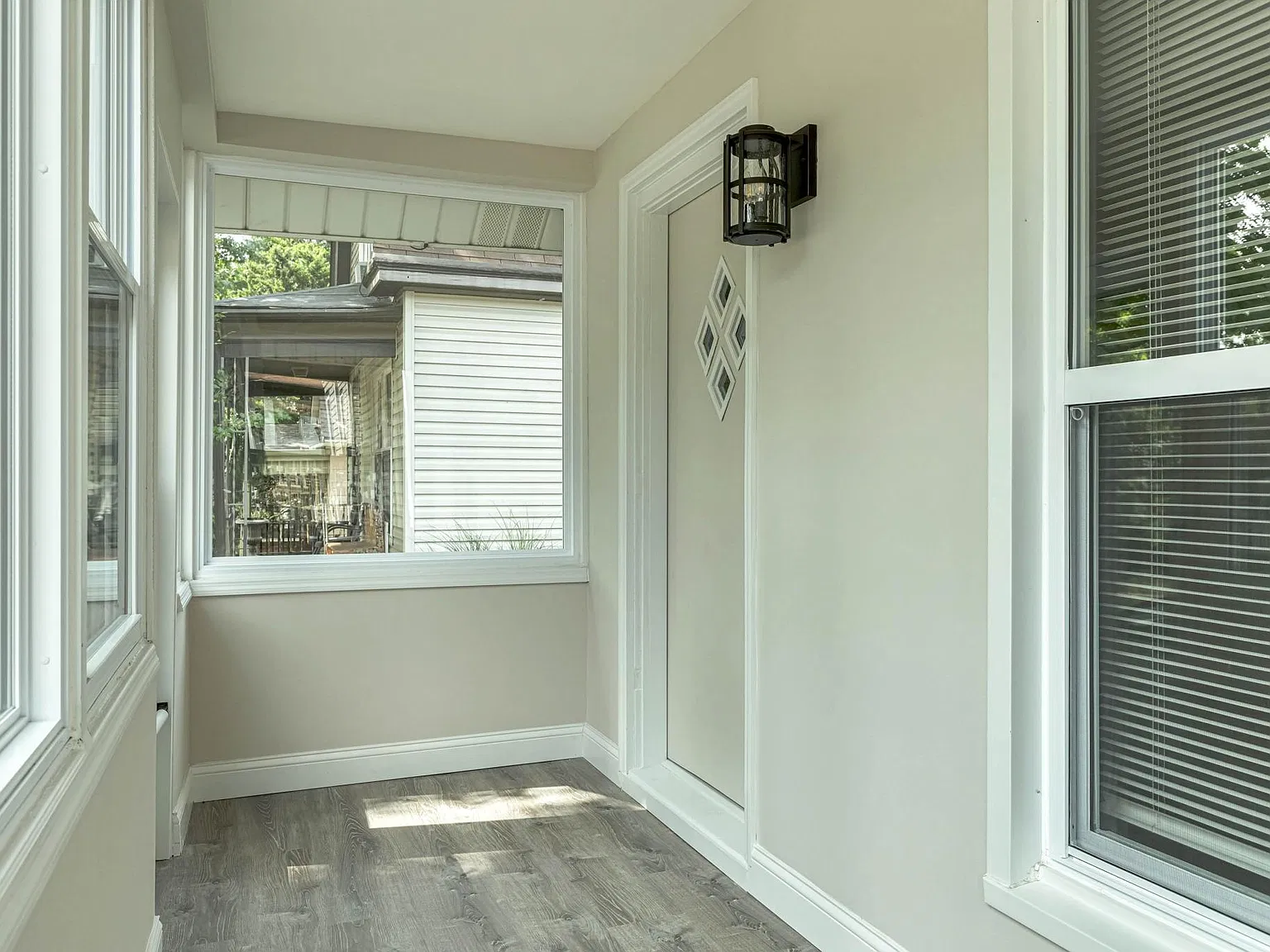 2 bed, 734 sqft, $1,295 — Photo 2