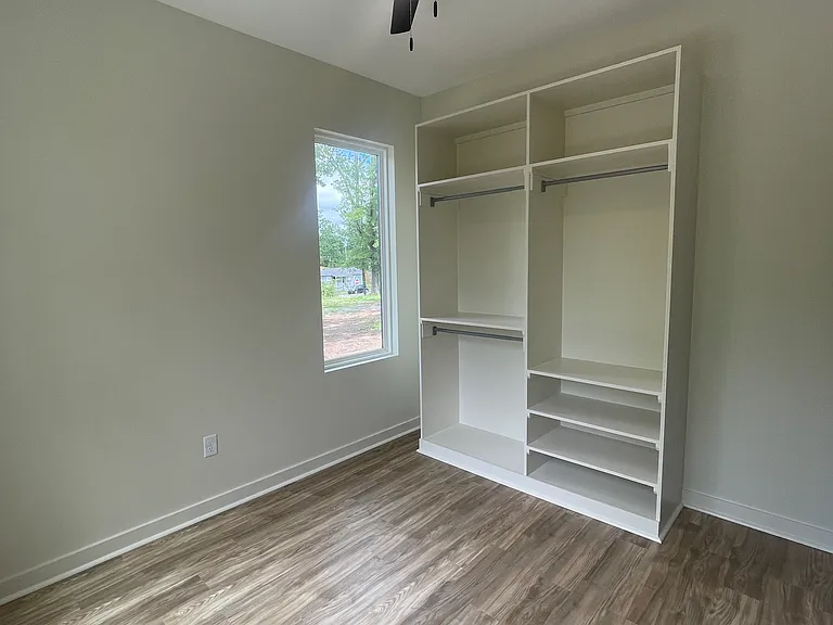 718 W Short 32nd St — Photo 11