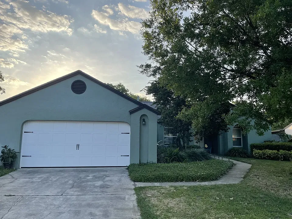 566 Lakeshore Cir