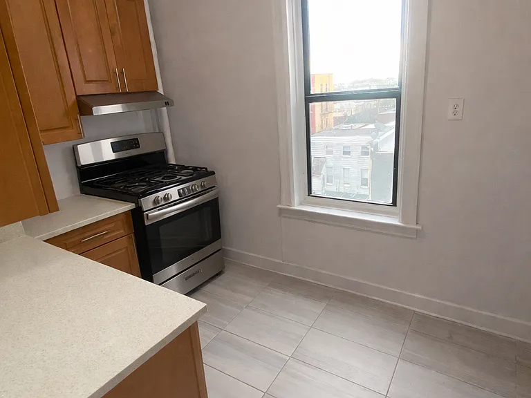 2823 42nd St #D5 — Photo 3
