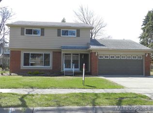 557 S Rosedale Ct, Grosse Pointe Woods, MI 48236